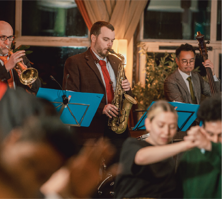 Jazzton speelt in band